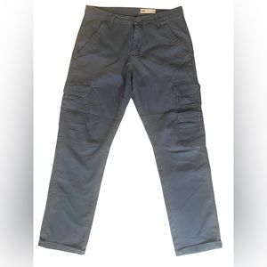 Wrangler Cargo Fit: 2 pairs sold together Loose. Front Closure Type